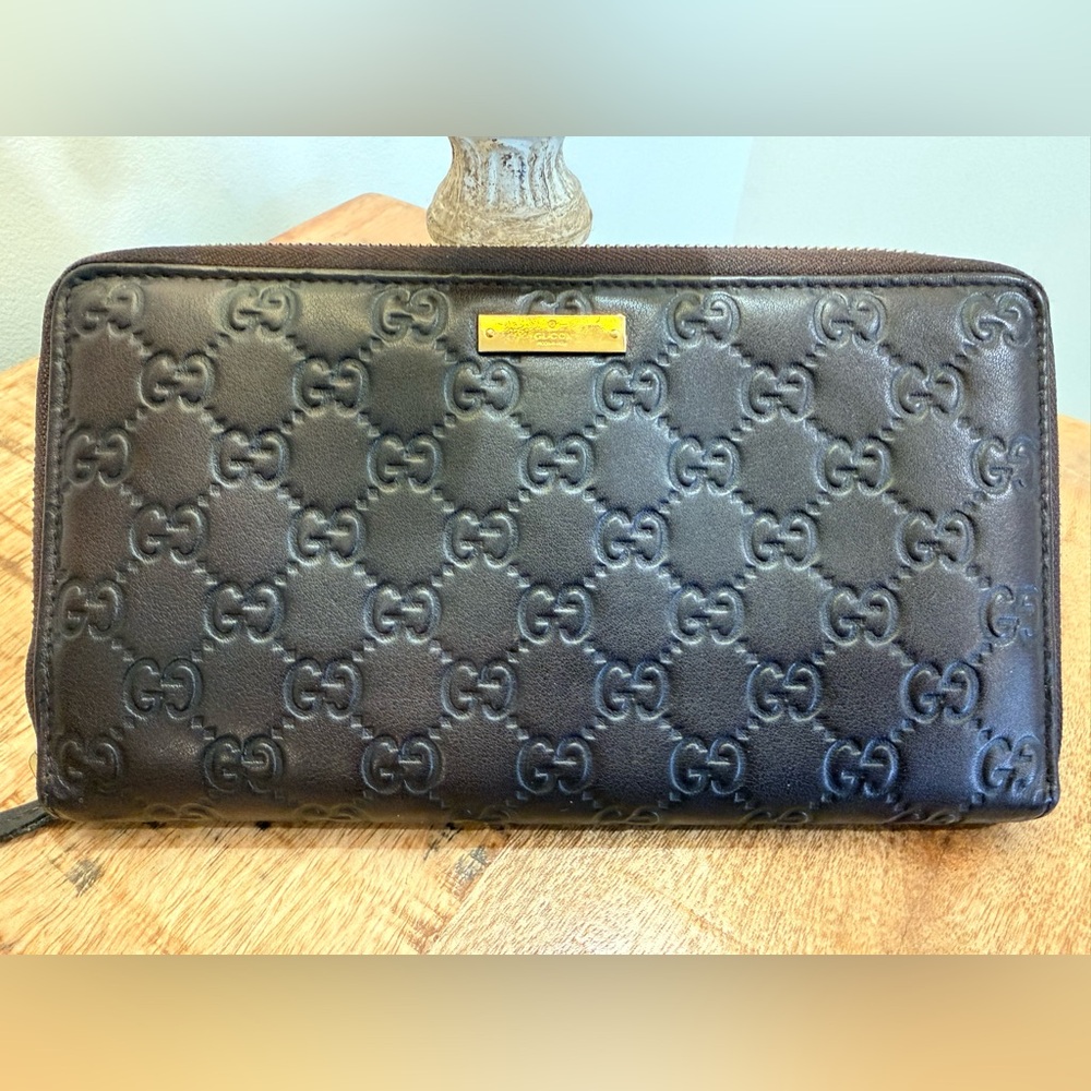 Authentic Gucci Dark Brown Leather Zip Wallet. COA.